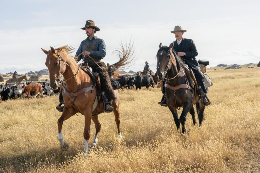 THE POWER OF THE DOG (L to R): BENEDICT CUMBERBATCH as PHIL BURBANK, JESSE PLEMONS as GEORGE BURBANK in THE POWER OF THE DOG. Cr. KIRSTY GRIFFIN/NETFLIX © 2021